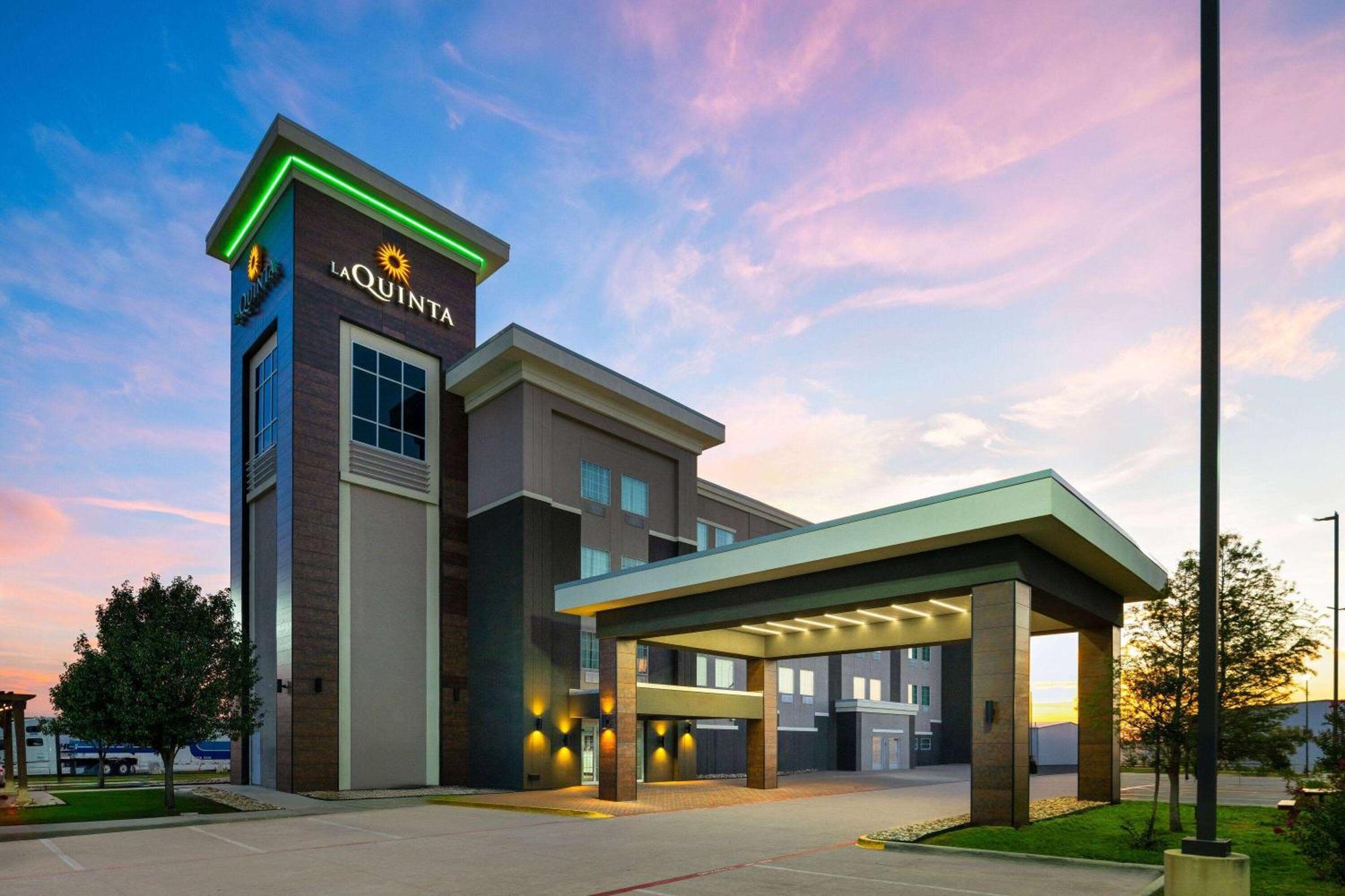 5 Hotels Near Golden Triangle Mall Denton Worth Booking