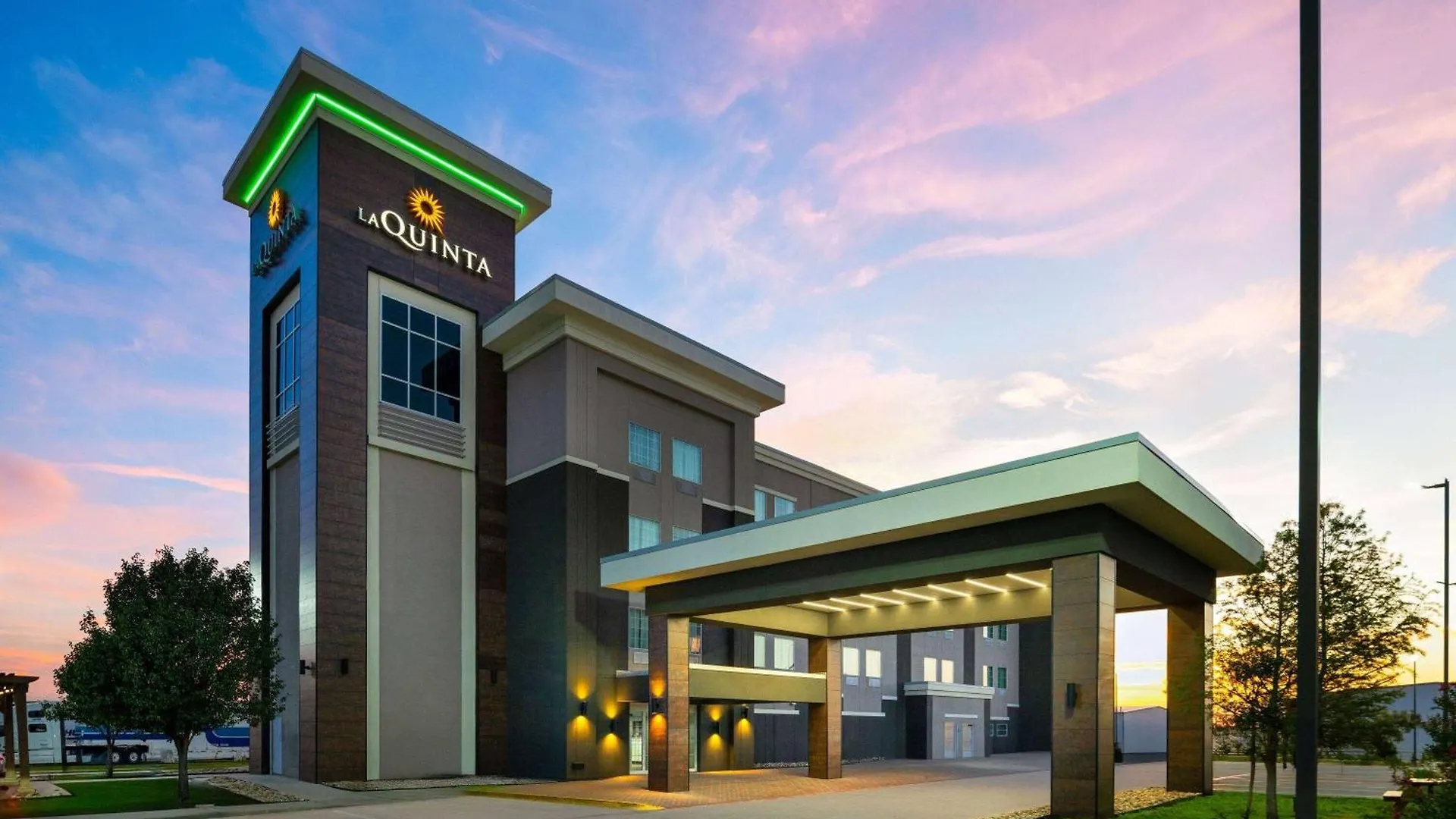 5 Hotels Near Golden Triangle Mall Denton Worth Booking