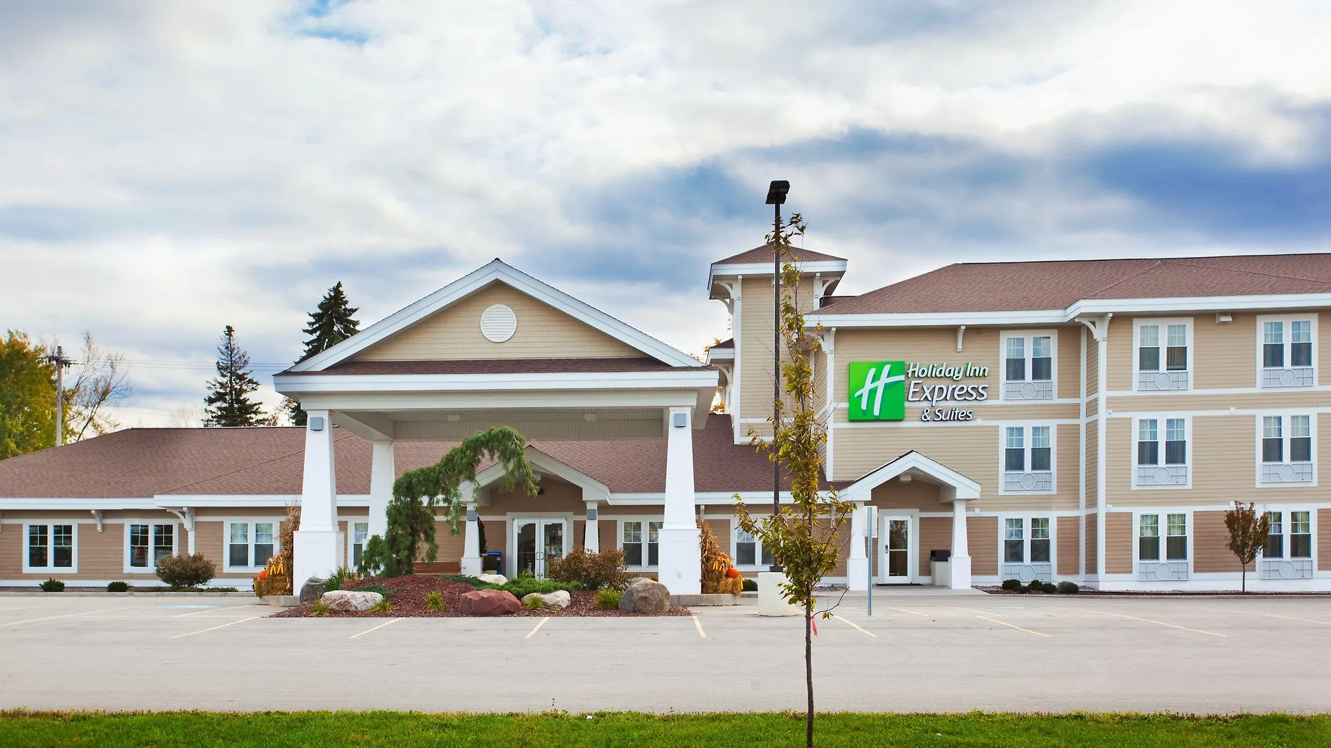 8 Airport Hotels in Michigan That Deliver Real Convenience
